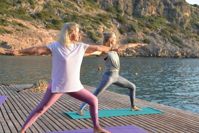 Die Kriegerpose mit Blick aufs Meer - wie inspirierend!