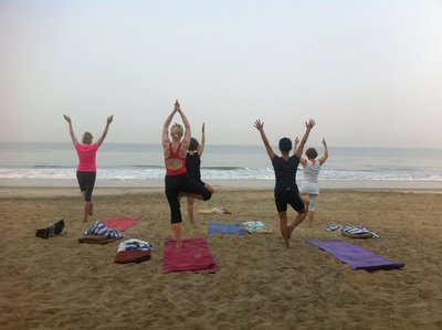 Yoga mit Blick über das Meer und dem weichen, warmen Sand unter den Füßen in Kerala