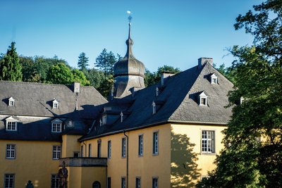 Das Schloss Melschede ist ein ehemaliges Wasserschloss in Hövel