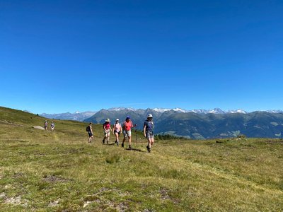 Was gibt es schöneres als eine Wanderung mit Blick auf die Berge?