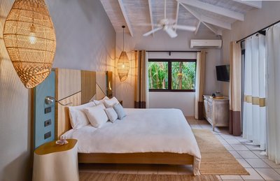 Deluxe Room mit Kingsize Bett in freundlichen Farben
