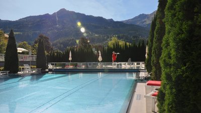 Vom Außenpool schauen Sie auf das Bergpanorama