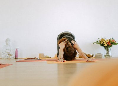 Yoga-Unterricht unter der Anleitung unserer erfahrenen Kursleitung