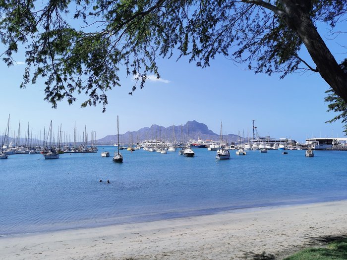 Schiffe ankern vor dem Strand Mindelo auf den Kapverden