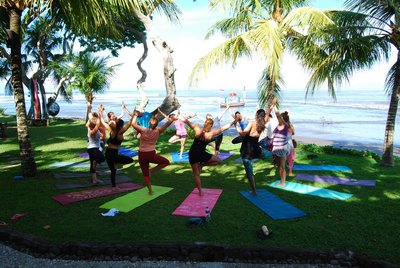 Yoga in der Gruppe am Strand von Bali 