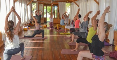 Praktizieren Sie Yoga in dieser entspannten Stmosphäre.