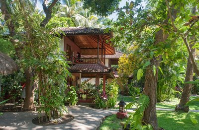 Die liebevoll eingerichteten Bungalows des Bali Mandalas verteilen sich im tropischen Garten
