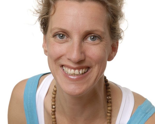 DANA Aerial-Yogalehrerin Dhanya Daniela Meggers DANA Aerial-Yogalehrerin Dhanya Daniela Meggers
