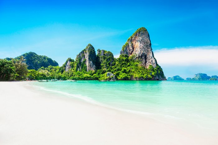 Große mit Pflanzen bewachsene Felsen an einem Strand