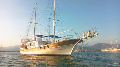 Mit dem Schiff dem Sonnenuntergang entgegen Mit dem Schiff dem Sonnenuntergang entgegen