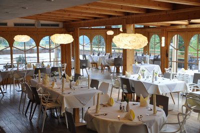 Im Restaurant des Naturhotel Lechlife speisen Sie in der angenehmen Atmosphäre zwischen Holz- und modernen Elementen