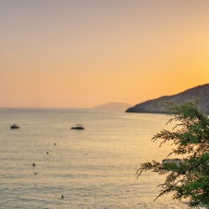 Das Meer in Griechenland bei Sonnenuntergang