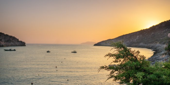 Das Meer in Griechenland bei Sonnenuntergang