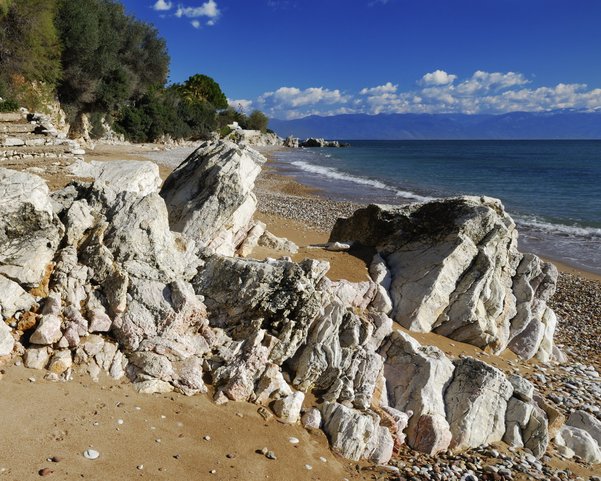 Strand, Steine und Meer in Griechenland