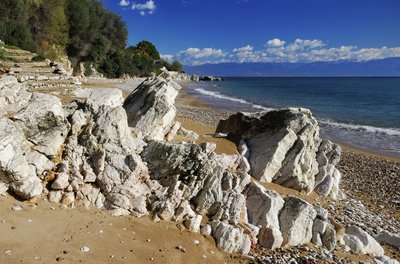 Strand, Steine und Meer in Griechenland