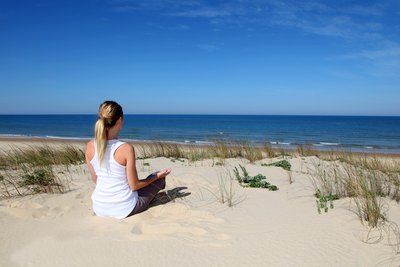 Bei einer Meditation in den Dünen ganz bei sich sein