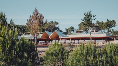 Beim Bau des Feel Viana wurden viele natürliche Materialien wie Holz und Stein verwendet Beim Bau des Feel Viana wurden viele natürliche Materialien wie Holz und Stein verwendet