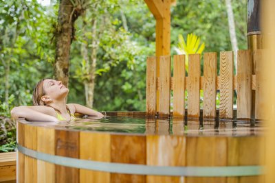 Entspannen Sie sich im Whirlpool mit Holzoptik
