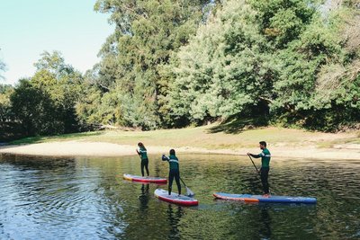 Auf dem ruhigen Fluss oder doch im etwas herausfordenderen Wasser des Atlantiks? - SUP vereint Sport mit Entdeckungstour in der Natur