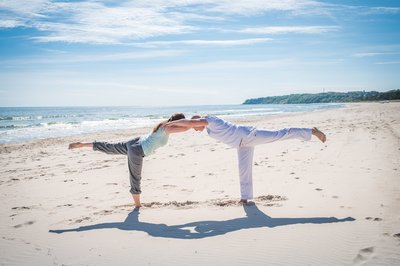 Gemeinsame Yoga-Einheiten am Strand der Ostsee