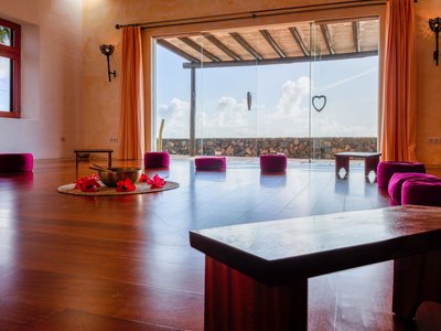 Gemeinsam Yoga üben in der Yogashala