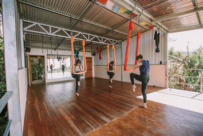 Yoga üben mit Blick ins Grüne
