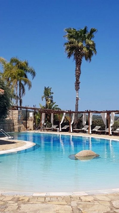 Die Anlage des Hotel Galanias bietet zahlreiche Sitzgelegenheiten, die angenehmen Schatten spenden.