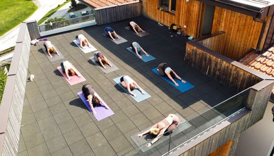 Gemeinsam auf der Yoga-Plattform üben
