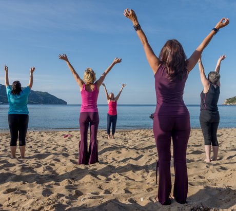 Frauen in der Bergpose mit ausgestreckten Armen