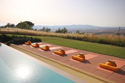 Yoga am Pool mit einer wundervollen Aussicht