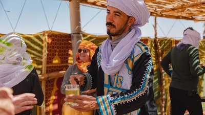 Das Team im Wüstencamp kümmert sich herzlich um Sie Das Team im Wüstencamp kümmert sich herzlich um Sie