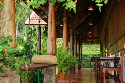 Nach Ihrer Ayurveda-Kur auf der Veranda des Kerala House entspannen