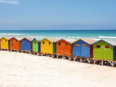 Wellen rauschen, Spaziergänge und Surfen am Muizenberg Strand