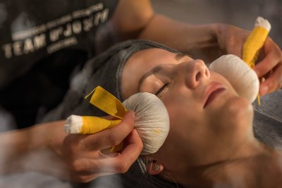 Entspannende Gesichtsbehandlungen im Natur-Spa