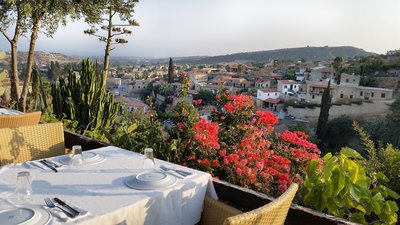 Von der taverne aus bieten sich Ihnen wunderschöne Ausblicke auf das urige Dorf