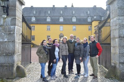 Das NEUE WEGE Team vor dem ehemaligen Waaserschloss Shloss Melschede