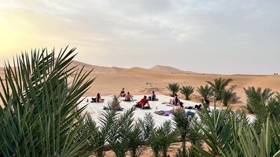 In der Stille der Wüste Yoga üben