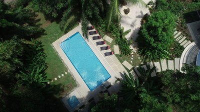 Der Pool mitten im Garten des Hotel NYA