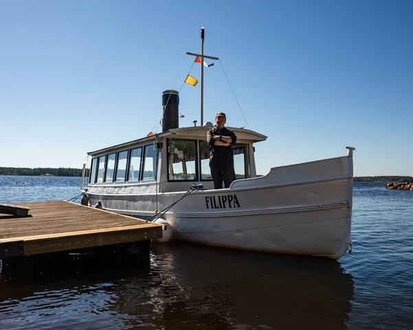 Mann auf einem Boot, welches auf einem See liegt