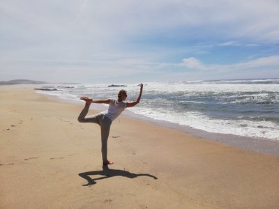 Üben Sie Yoga an Portugals langen Sandstränden