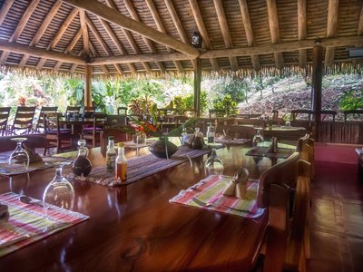 Nehmen Sie Ihre Mahlzeiten im Freiluftrestaurant ein