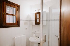 Das Bad im Zimmer Dragonera 2