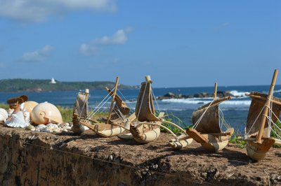 Bei einem Strandspaziergang die Straßenkunst betrachten