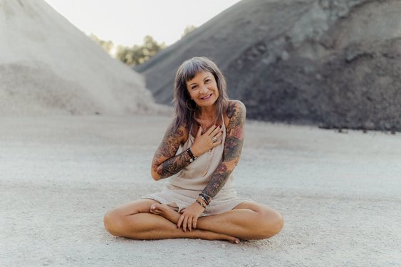 NEUE WEGE Yogalehrerin Lucia Schmidt NEUE WEGE Yogalehrerin Lucia Schmidt