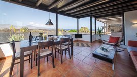 Das Wohnzimmer im Studio Vista Luna bietet durch die Panoramafenster einen tolle Blick auf die Landschaft Das Wohnzimmer im Studio Vista Luna bietet durch die Panoramafenster einen tolle Blick auf die Landschaft