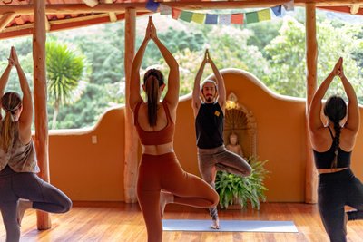 Kräftigen Sie Ihren Körper mit Yoga-Einheiten in der Gruppe