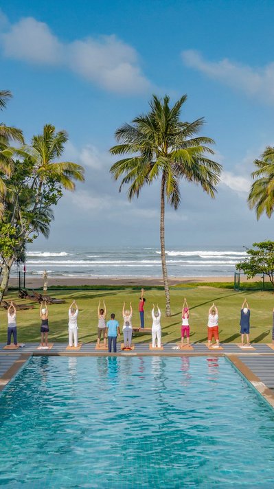 Yoga Übungen mit Blick auf das Meer Yoga Übungen mit Blick auf das Meer