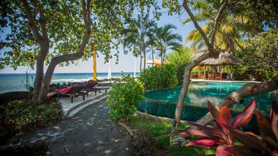 Nur wenige Schritte ist der Pool vom Meer entfernt 