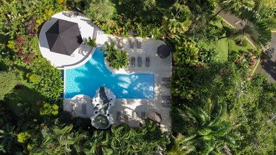 Der Pool mitten im Grünen