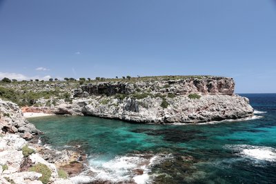 Von der Küste aus haben Sie einen wunderbaren Blick in die Bucht Cala Anguila